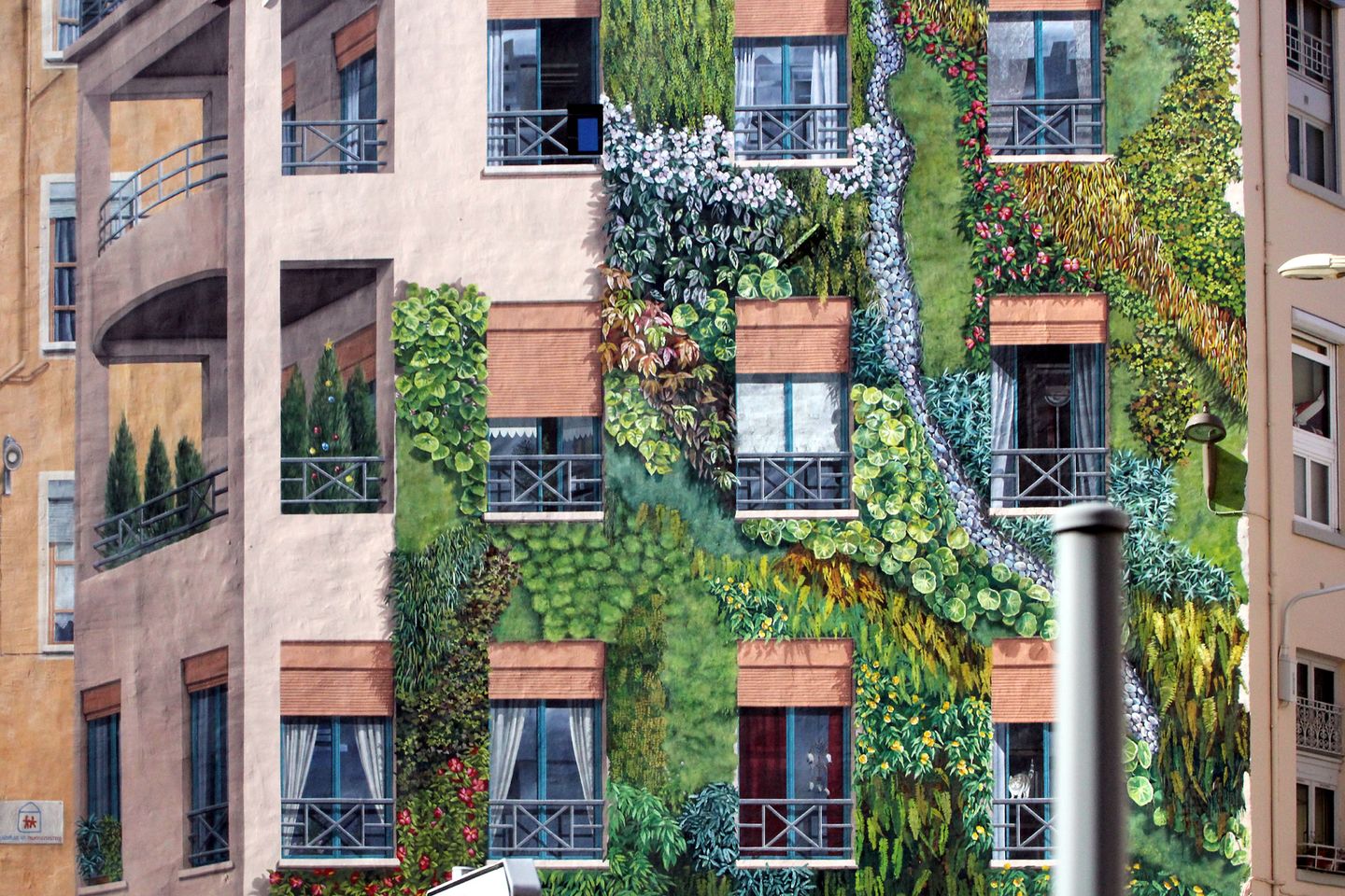 10 reasons why Lyon is worth visiting A part of "La Mur des Canuts" in the Croix-Rousse district - Lyon, France.