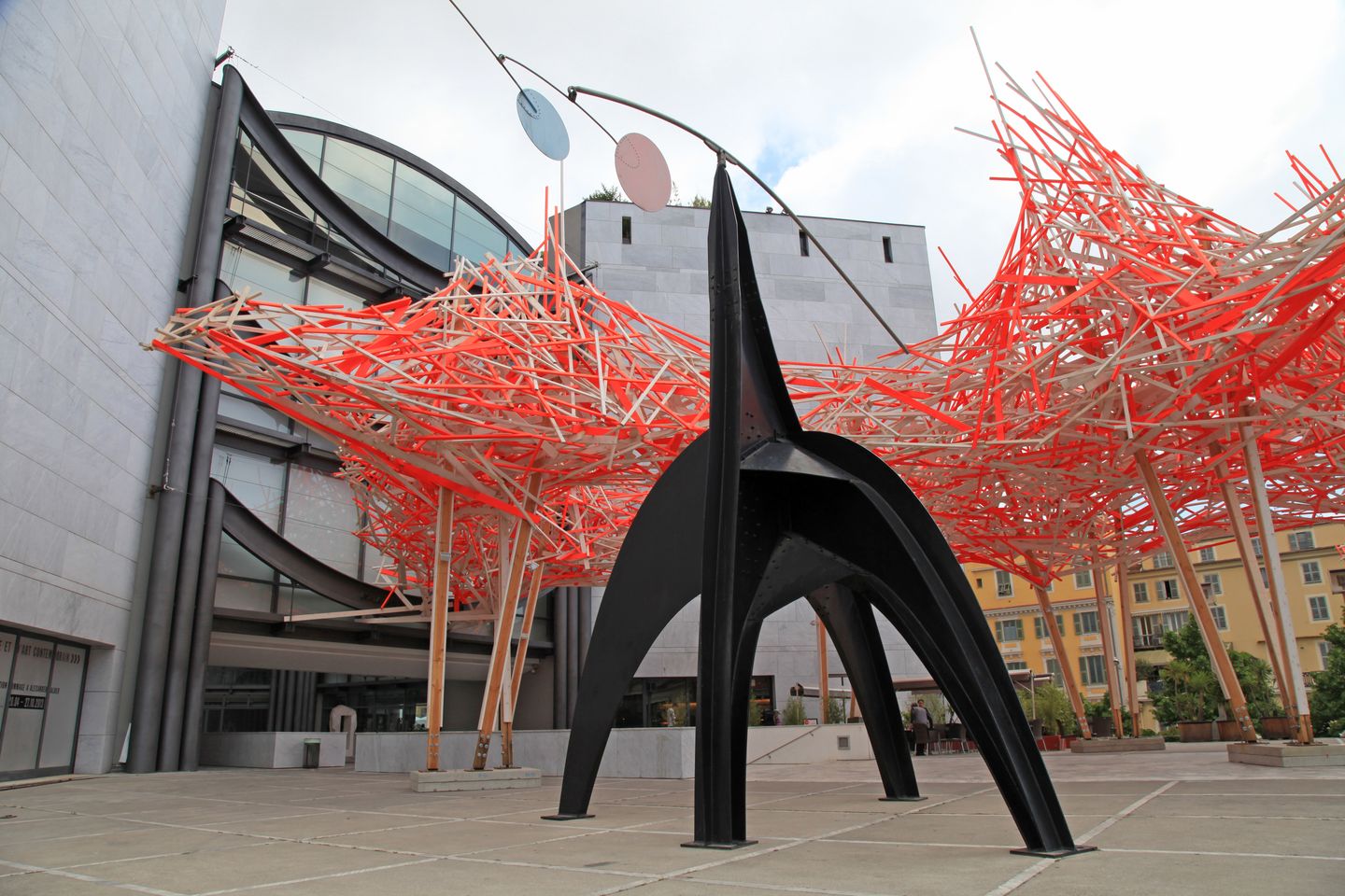 A sculpture at the entrance of the Musée d'Art Moderne et d'Art Contemporain de Nice