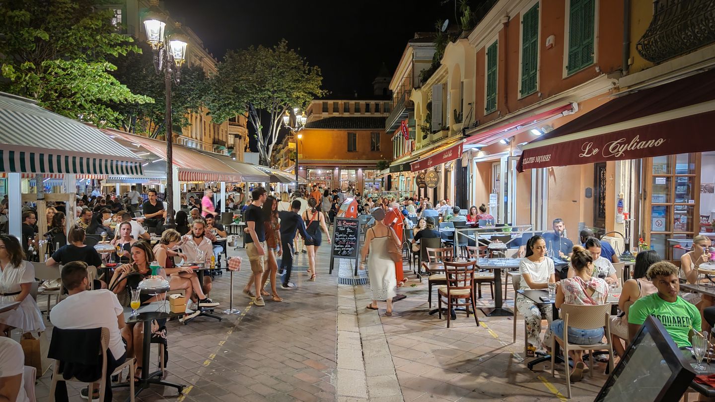 Restaurants and bars in the historic district of Nice
