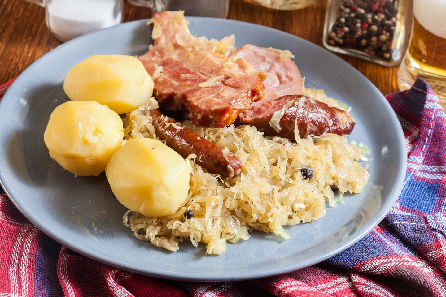 Alsatian choucroute with sausages, knuckle and bacon